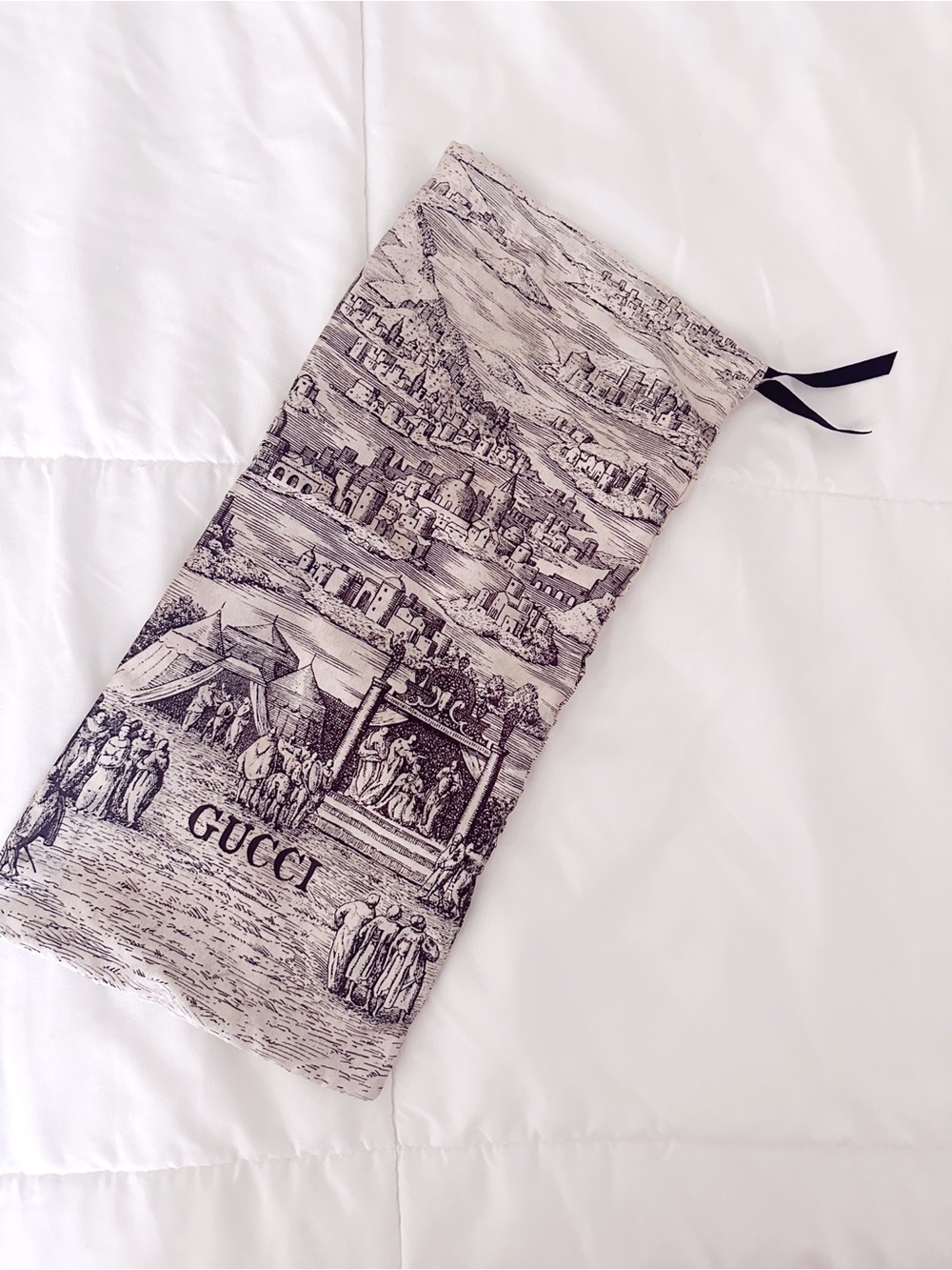 Gucci • Drawstring Dust Bag in Medieval Black/Cream Print